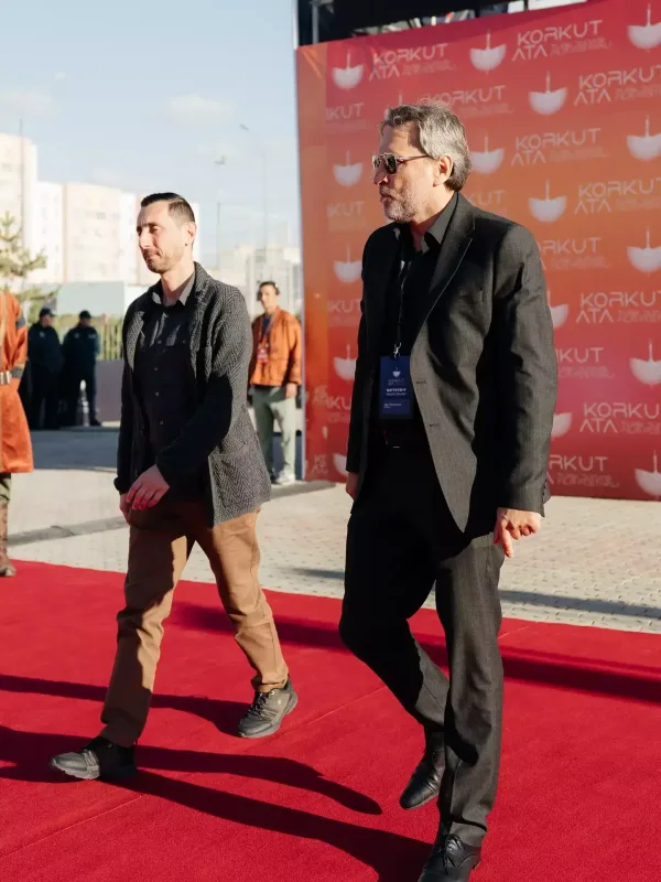 Nümayəndə heyətimiz qırmızı xalıda!