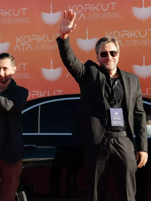 Nümayəndə heyətimiz qırmızı xalıda!