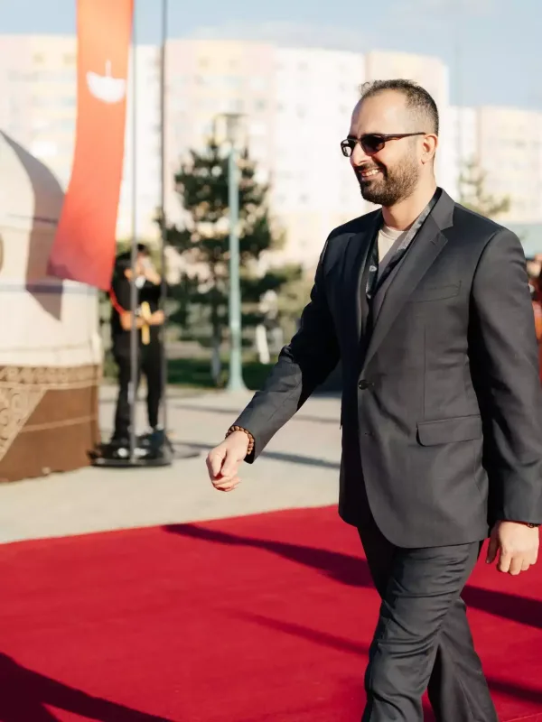 Nümayəndə heyətimiz qırmızı xalıda!