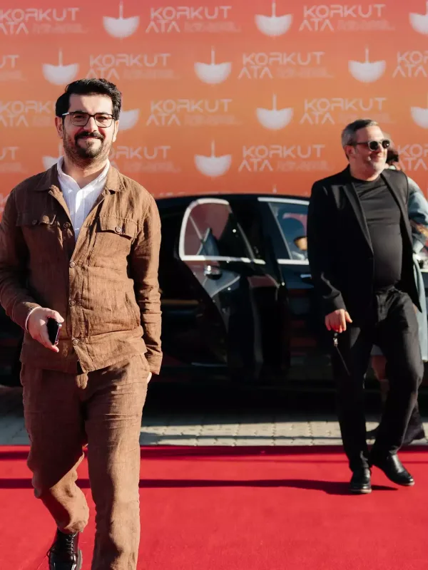 Nümayəndə heyətimiz qırmızı xalıda!