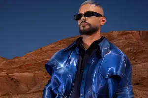 Saybu məşhur jurnal üçün kamera qarşısında