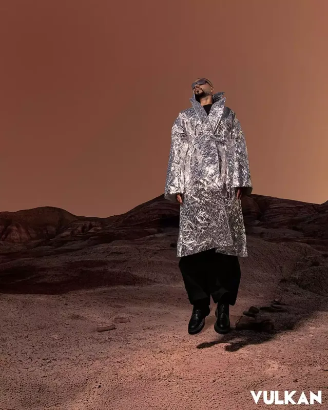 Saybu məşhur jurnal üçün kamera qarşısında