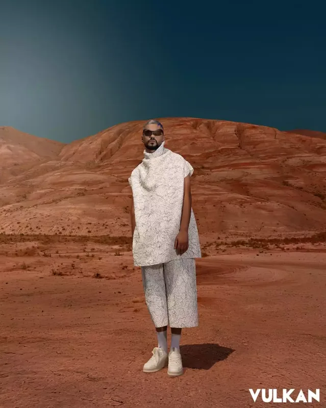 Saybu məşhur jurnal üçün kamera qarşısında