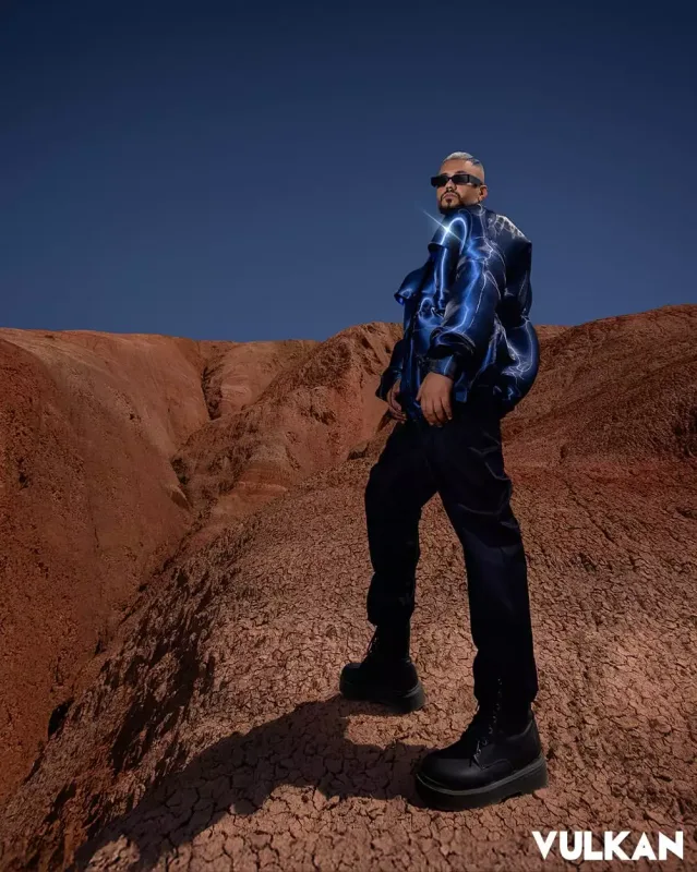 Saybu məşhur jurnal üçün kamera qarşısında