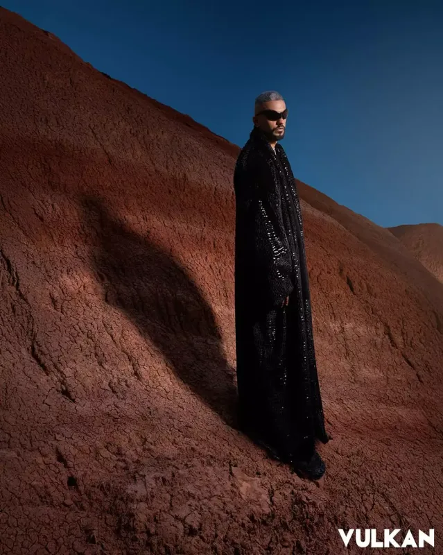 Saybu məşhur jurnal üçün kamera qarşısında