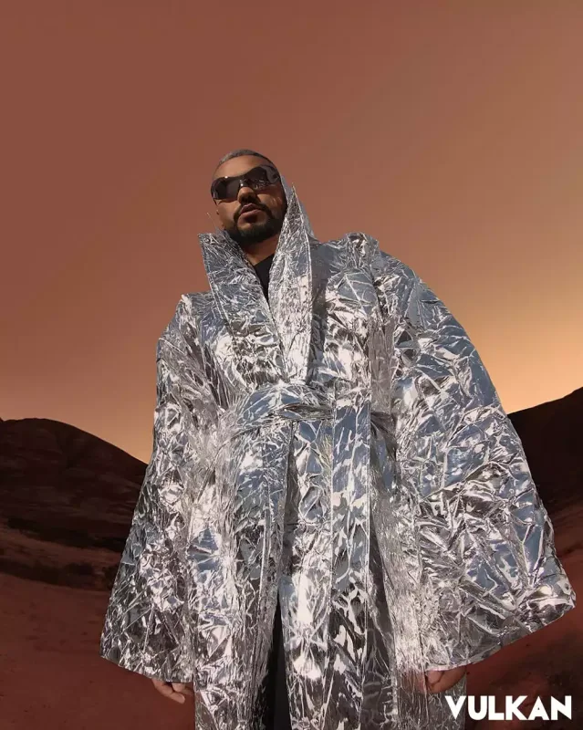 Saybu məşhur jurnal üçün kamera qarşısında