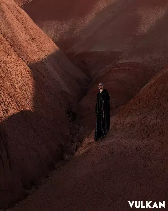 Saybu məşhur jurnal üçün kamera qarşısında