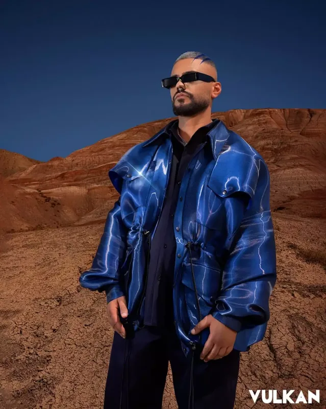 Saybu məşhur jurnal üçün kamera qarşısında