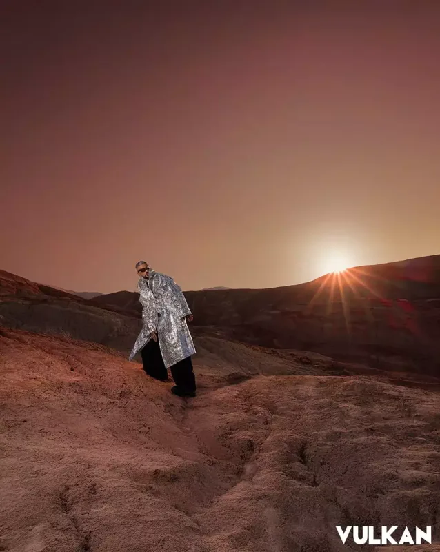 Saybu məşhur jurnal üçün kamera qarşısında