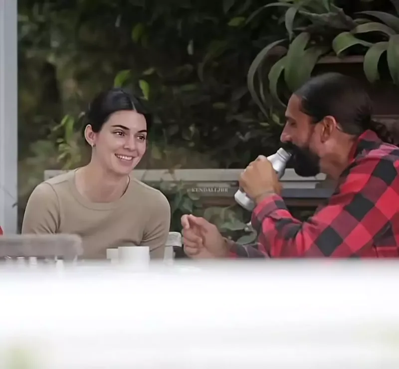 Kendall Cenner evli sevgilisi ilə görüntüləndi