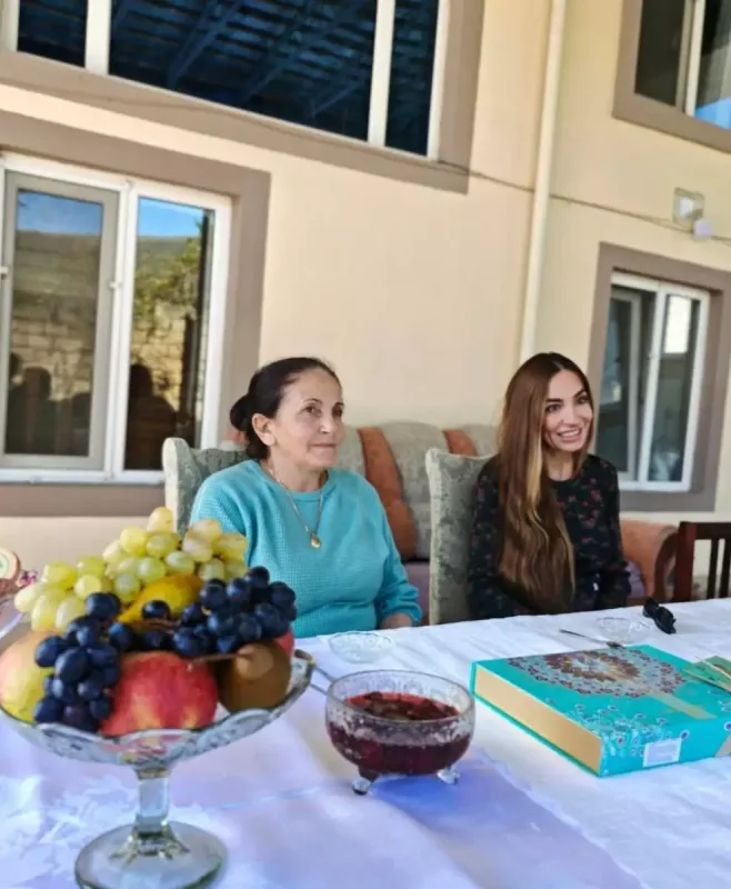 Arzu Əliyeva şamaxılı ailənin qonağı oldu - Fotolar