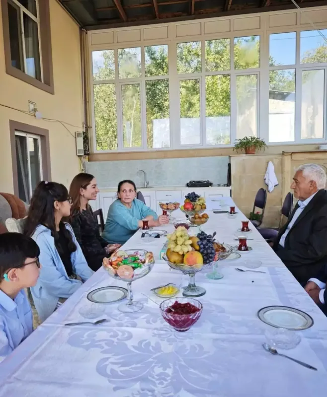 Arzu Əliyeva şamaxılı ailənin qonağı oldu - Fotolar