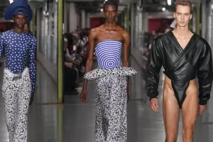 Qeyri-adi dəfilə...