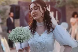 İnfluenser qayınanasının gəlinliyini geydi