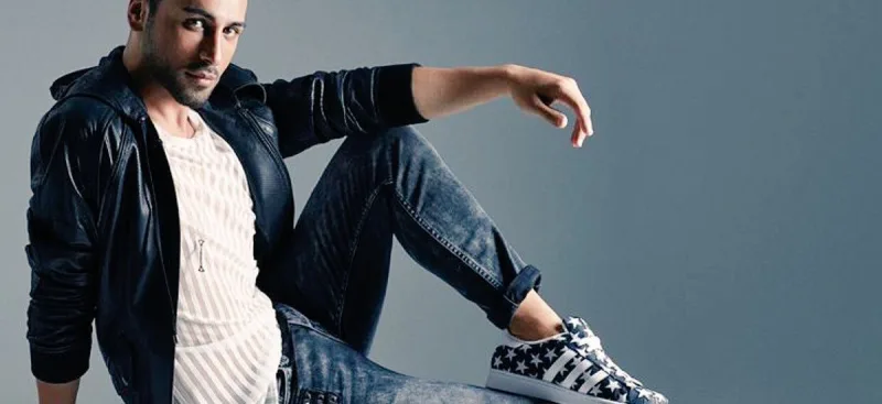 Pərəstişkarını məhkəməyə verdi