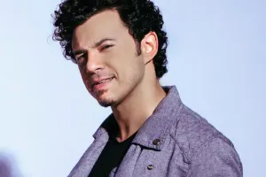 Səhnədən 12 minlik sazını oğurladılar