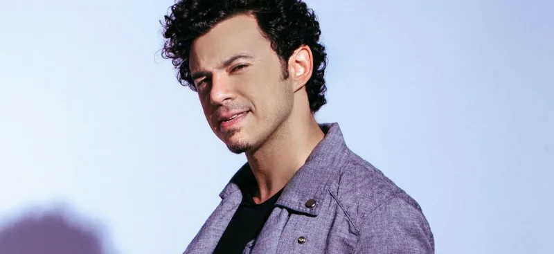 Səhnədən 12 minlik sazını oğurladılar