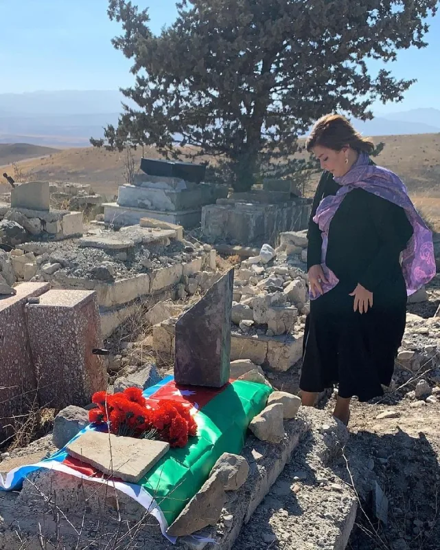 Gülüstan Əliyeva 30 ildən sonra həyat yoldaşına "qovuşdu"