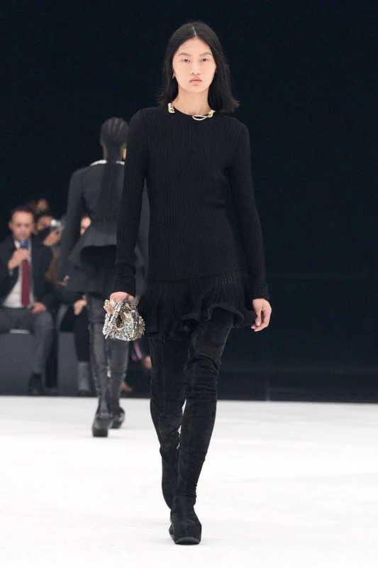 “Givenchy”nin boyunbağısı qalmaqal yaratdı
