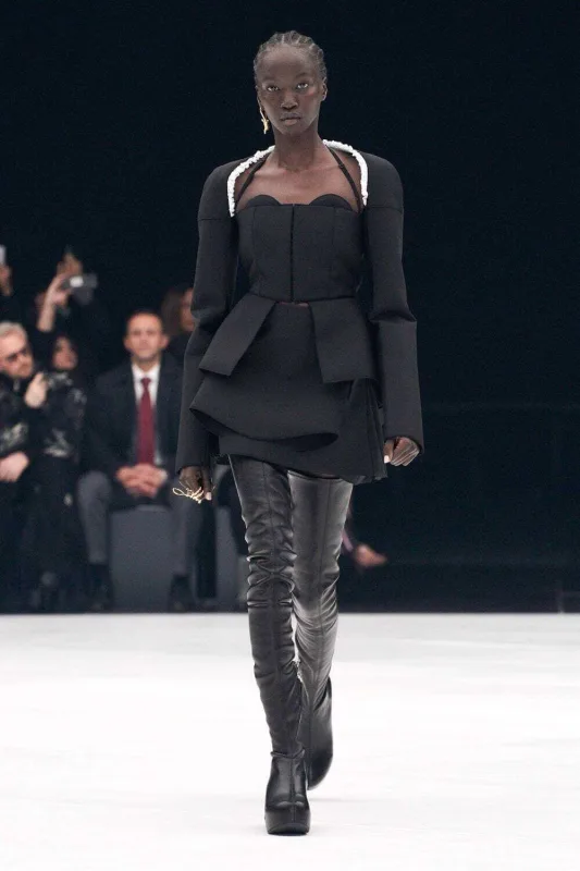 “Givenchy”nin boyunbağısı qalmaqal yaratdı