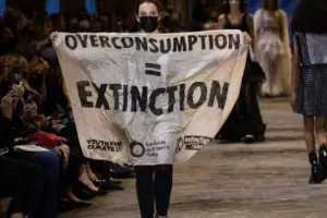 “Louis Vuitton”un moda nümayişində etiraz