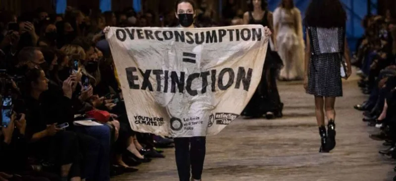 “Louis Vuitton”un moda nümayişində etiraz