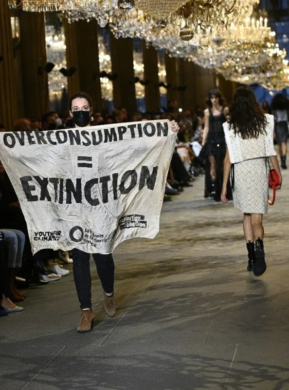 “Louis Vuitton”un moda nümayişində etiraz