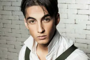 Rozanın oğlu taksi sürücülüyünə başladı