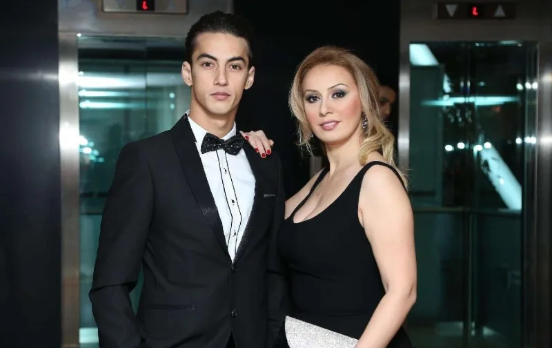 Rozanın oğlu taksi sürücülüyünə başladı