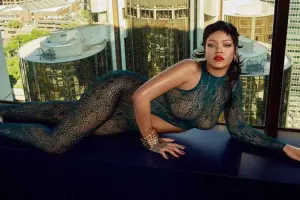 1 milyardlıq alt paltarı brendini öz üzərində tanıtdı