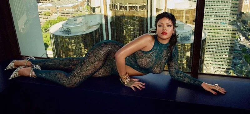 1 milyardlıq alt paltarı brendini öz üzərində tanıtdı