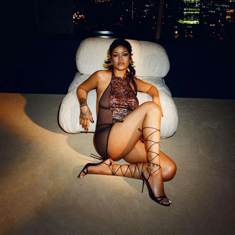 1 milyardlıq alt paltarı brendini öz üzərində tanıtdı