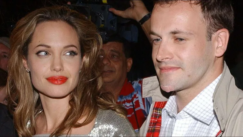 Ancelina eks-əriylə görüntüləndi