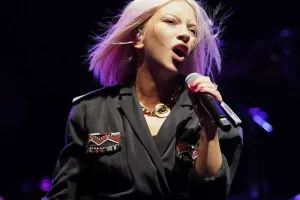 “Uşaq paltarları geyinirəm”