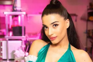 Səmraya ad günündə maşın hədiyyə edildi-VİDEO