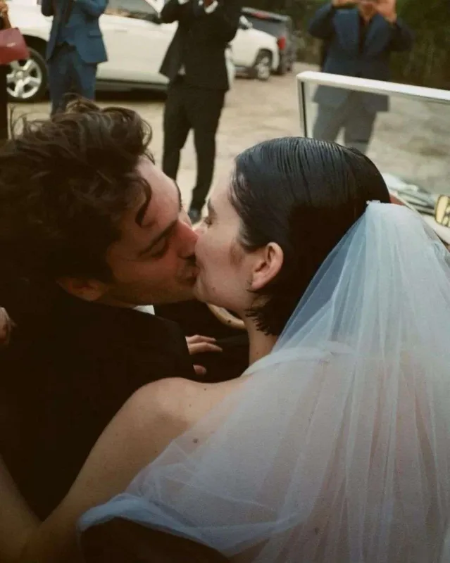 Qəzada ölən dostunun qızına atalıq etdi