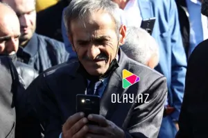 Atasının son fotosunu çəkir...