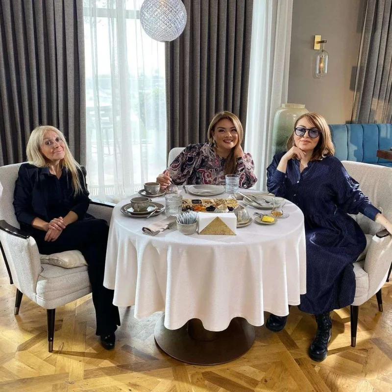 Emmanın üzünə nə olub? - FOTO