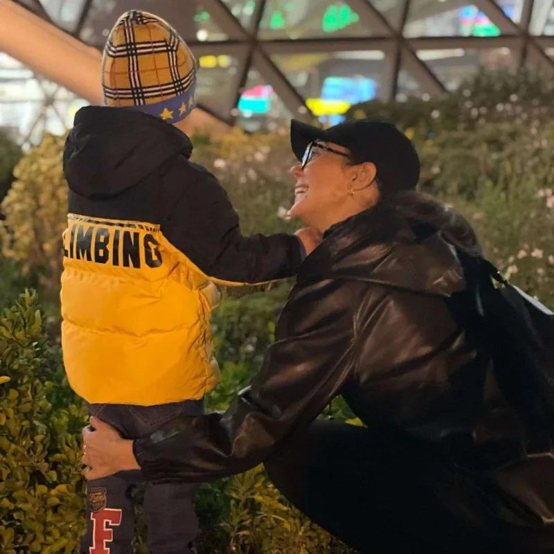 Oksana oğlu ilə şəkillərini yaydı