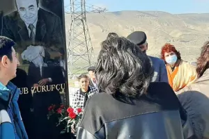 Flora Kərimova Zurufçunun məzarı başında... - FOTO