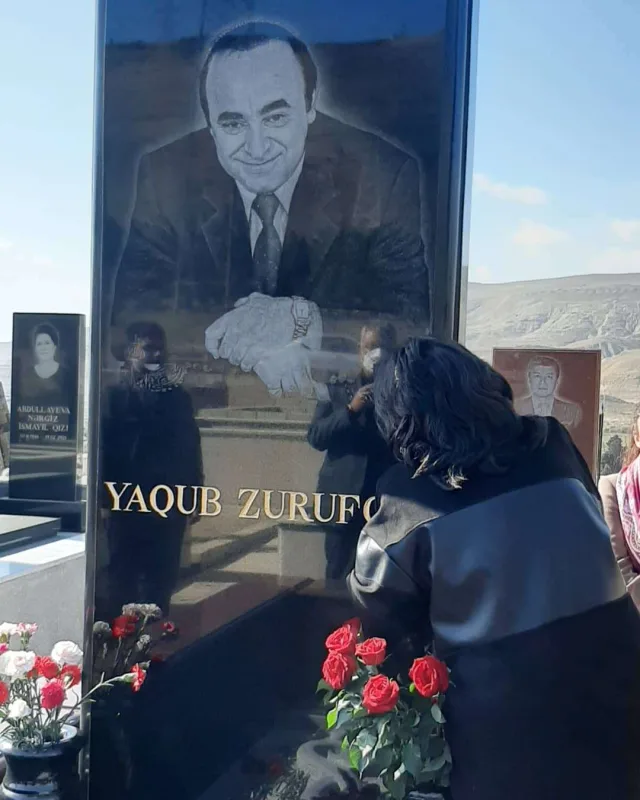 Flora Kərimova Zurufçunun məzarı başında... - FOTO