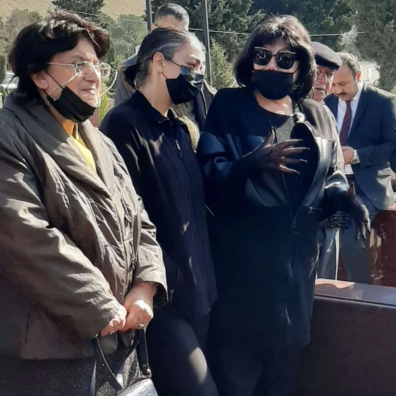 Flora Kərimova Zurufçunun məzarı başında... - FOTO