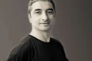 Əməkdar artisti maşın vurdu