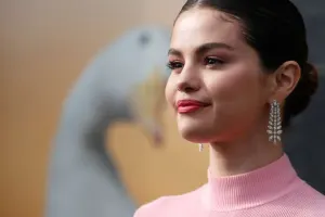 Bir çanta dolusu şokoladla görüntüləndi