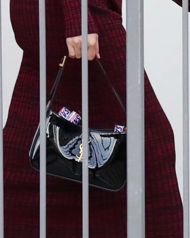 Bir çanta dolusu şokoladla görüntüləndi