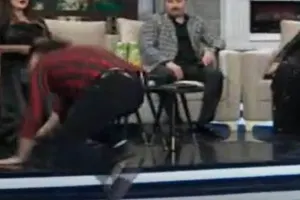 Ülvi canlı efirdə yıxıldı - VİDEO