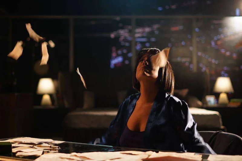 Lalə klipi üçün gecə paltarında - FOTOLAR