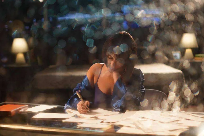 Lalə klipi üçün gecə paltarında - FOTOLAR