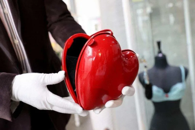 Eminin bu əşyaları satışa çıxarıldı - FOTOLAR