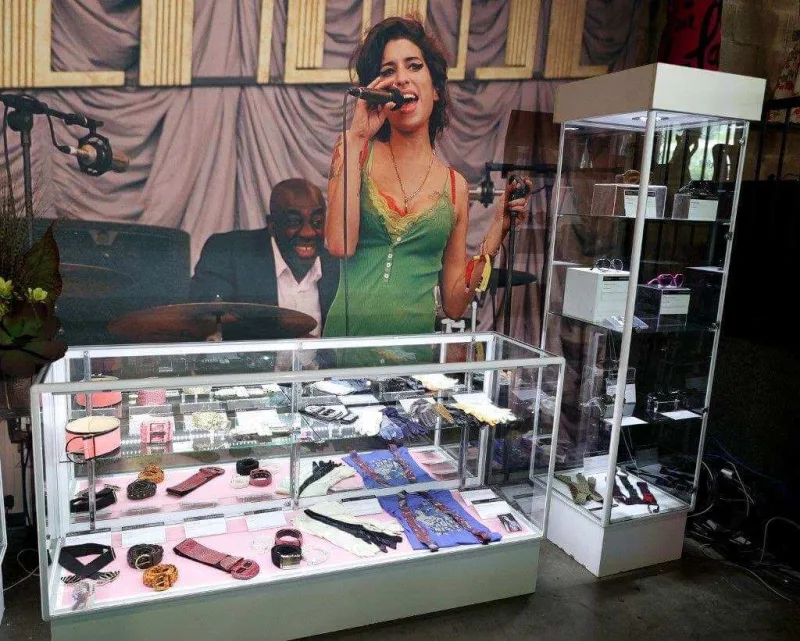 Eminin bu əşyaları satışa çıxarıldı - FOTOLAR